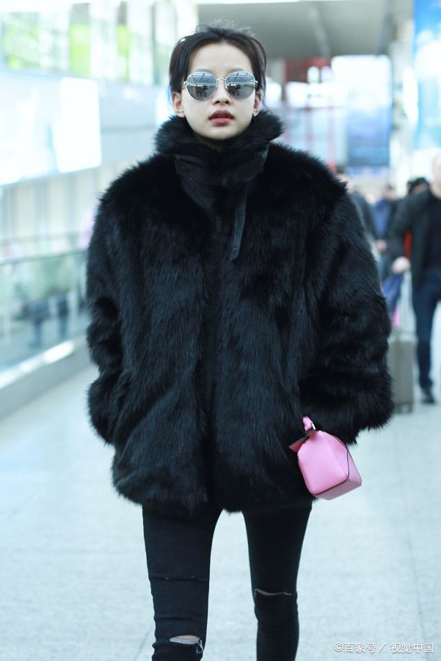 孙怡穿黑色皮草成了贵气十足的少妇!下身穿破洞铅笔裤真任性